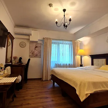 27 @ Arc De Triomphe