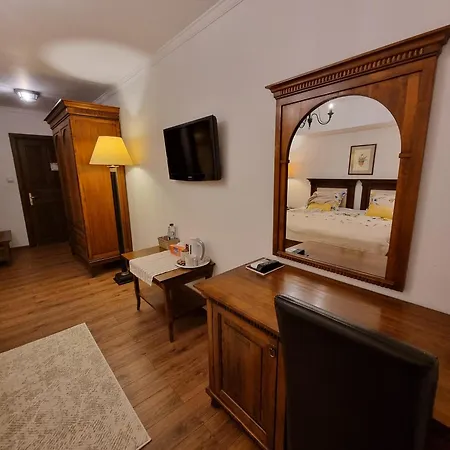 27 @ Arc De Triomphe *