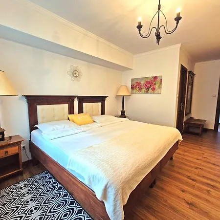 27 @ Arc De Triomphe *